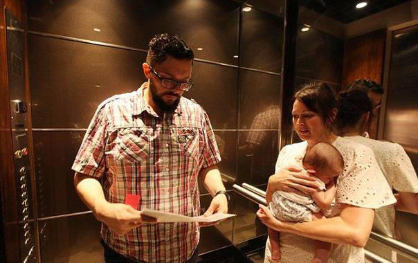 英国夫妇远赴印度做助孕,却不能与孩子团聚